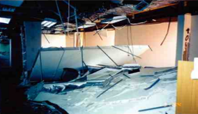 사무실 칸막이 벽 붕괴